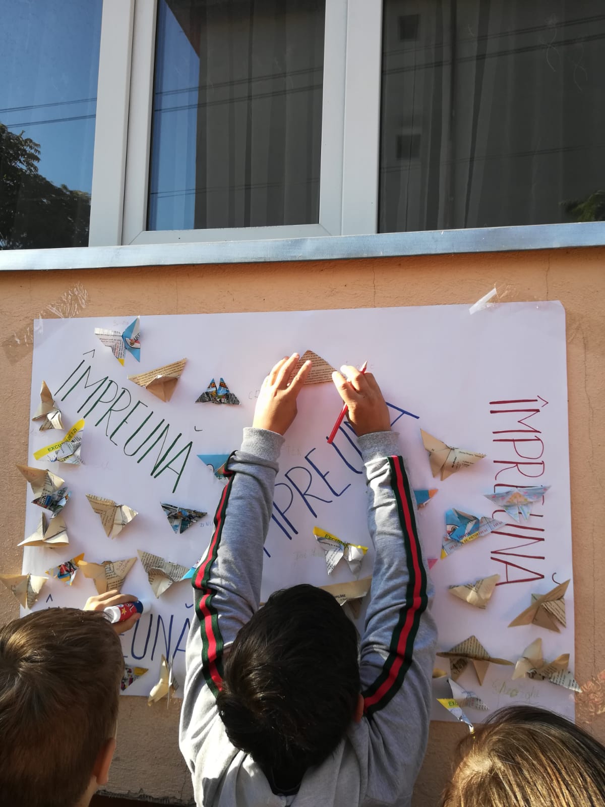 " Activitatea s-a desfășurat în cadrul proiectului ZIN - Ziua Învățării Nonformale și a constat în confecționarea unui fluturaș - tehnica origami.